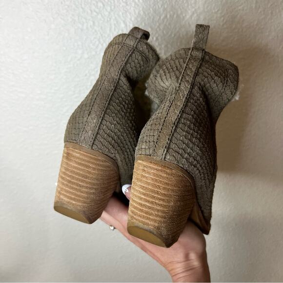 Jeffrey Campbell Orwell taupe textured Sherpa lined heeled booties boots 7 - Picture 5 of 10